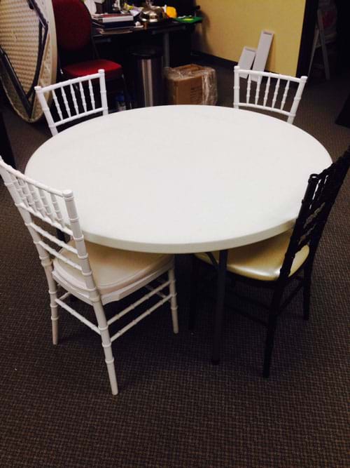 4 Resin Chairs around 48 Inch Table